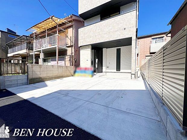 カースペース・2台分のカースペース付き。日常的に車を使う方やバイクをお持ちの方、来客の多い方も安心です。