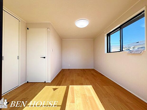 洋室・コンパクトながら動線が良く収納が工夫された洋室は、効率的なレイアウトで毎日の暮らしをすっきり整える設計です。