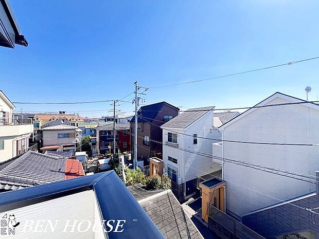 眺望・夕焼けを望むバルコニーは一日の締めくくりに最適。仕事帰りに静かに佇みながら、心がほどける穏やかな時間が流れます。