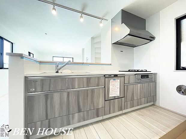 キッチン(同仕様参考写真)・広々としたキッチンは効率よくお料理が出来ます。家族でお料理も楽しめそうです。