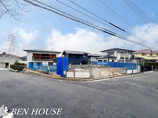 前面道路含む外観・通り沿いにゆとりがある前面道路で安心の歩行環境。周辺にはスーパーも揃い、暮らしやすさと落ち着きが感じられる立地です。