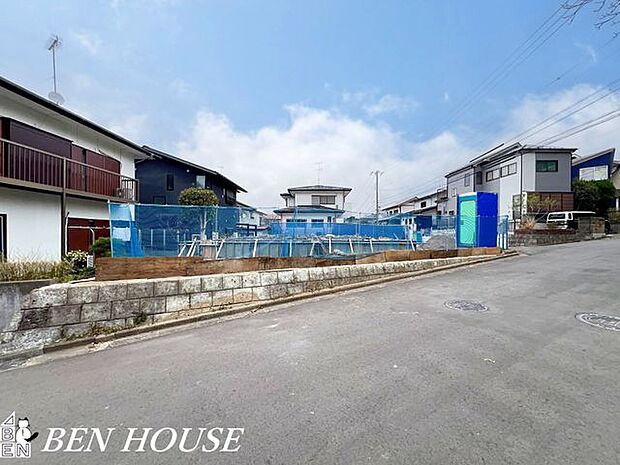 カースペース・2台分のカースペース付き。日常的に車を使う方やバイクをお持ちの方、来客の多い方も安心です。