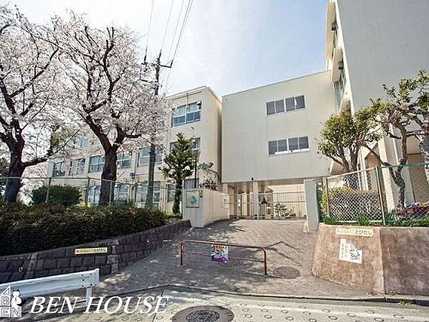 横浜市立柏尾小学校 徒歩10分。教育施設が近くに整った、子育て世帯も安心の住環境です。 770m