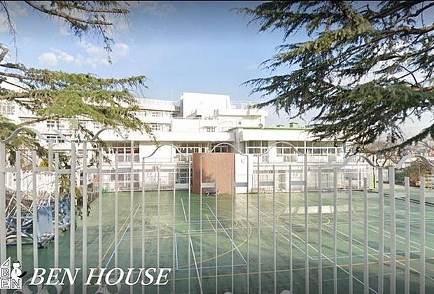 横浜学院幼稚園 徒歩9分。教育面に力を入れている幼稚園です。就学前のお子様のコミュニティ作りにも◎ 690m