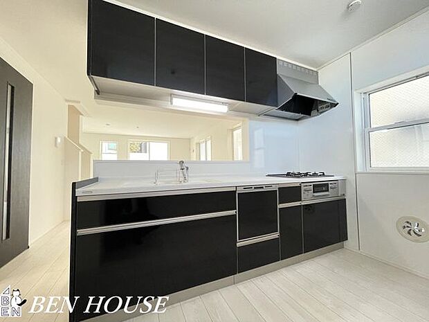 キッチン(同仕様参考写真)・広々としたキッチンは効率よくお料理が出来ます。家族でお料理も楽しめそうです。