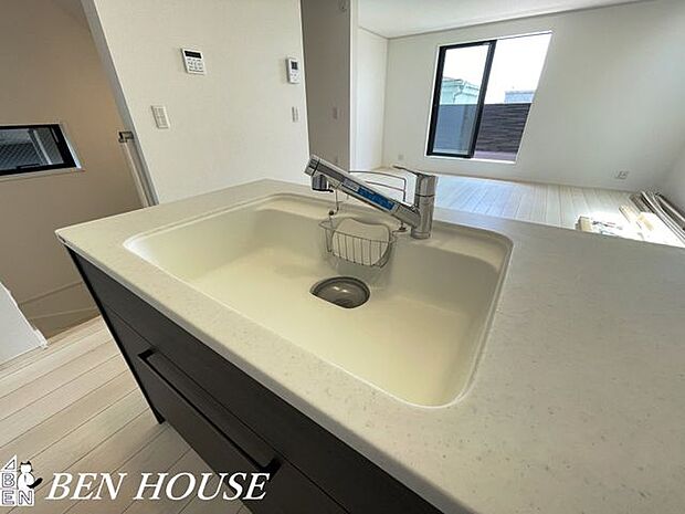 キッチン水栓(同仕様参考写真)・簡単な開閉と温度調整が出来るキッチン水栓。お掃除のしやすいキッチンでいつでも清潔に保てます!