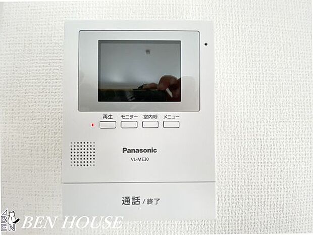 モニター付きインターフォン(同仕様参考写真)・訪問者の様子をしっかり映し出すモニター付インターホン。防犯面への配慮が、ご家族の安心な暮らしを静かに支えてくれます。