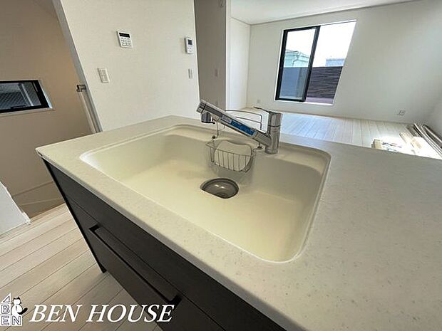 キッチン水栓(同仕様参考写真)・簡単な開閉と温度調整が出来るキッチン水栓。お掃除のしやすいキッチンでいつでも清潔に保てます!