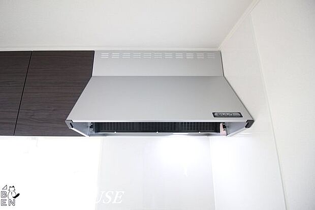 レンジフード(同仕様参考写真)・幅広いレンジフードで調理範囲をカバー。見た目の一体感と実用性を両立し、使うほどに便利さを実感できる設計です。