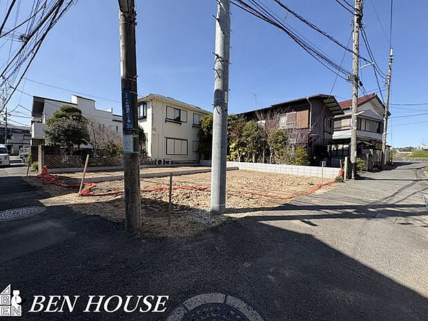 前面道路含む外観・ゆとりのある前面道路と視界がひらけた明るい外観が魅力です。周辺の雑多さが少なく、生活のリズムを穏やかに保ちやすい環境が整っています。