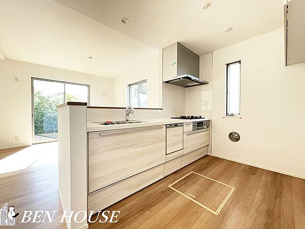 キッチン(同仕様参考写真)・リビングの様子を見守りながらお料理ができる、人気の対面式キッチンを採用しています。