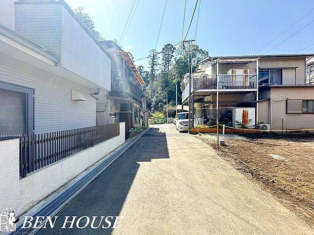 前面道路含む外観・見通しの良い前面道路。車通りも少なく、お子様の通学や愛犬とのお散歩も安心ですね。