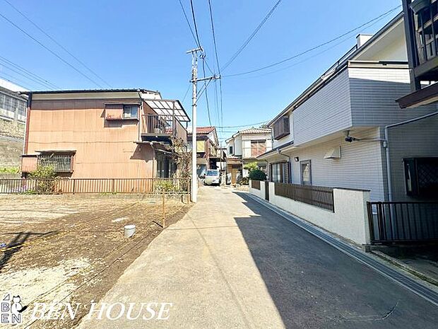 前面道路含む外観・ゆとりある前面道路に面した開放感溢れるお住まいです!