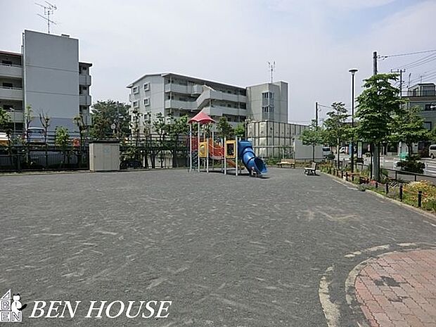 南原ふれあい公園 徒歩10分。四季の移ろいを感じる緑豊かな住環境です。 750m