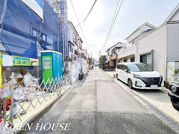 前面道路含む外観・ゆとりある前面道路に面した開放感溢れるお住まいです!