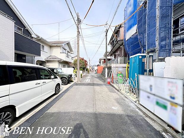 前面道路含む外観・見通しの良い前面道路。車通りも少なく、お子様の通学や愛犬とのお散歩も安心ですね。