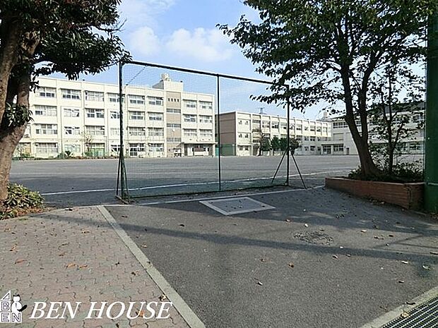 横浜市立戸塚中学校 徒歩13分。部活動帰りの帰宅も安心の距離です! 970m