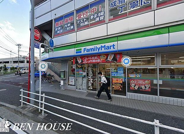ファミリーマートいずみ踊場駅前店 徒歩10分。時間がない時にさっと寄れて便利なコンビニ。 730m