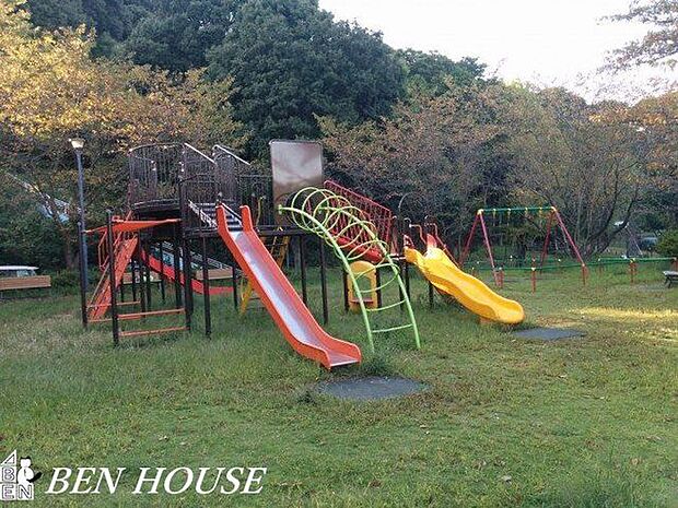 谷矢部池公園 徒歩6分。四季の移ろいを感じる緑豊かな住環境です。 430m