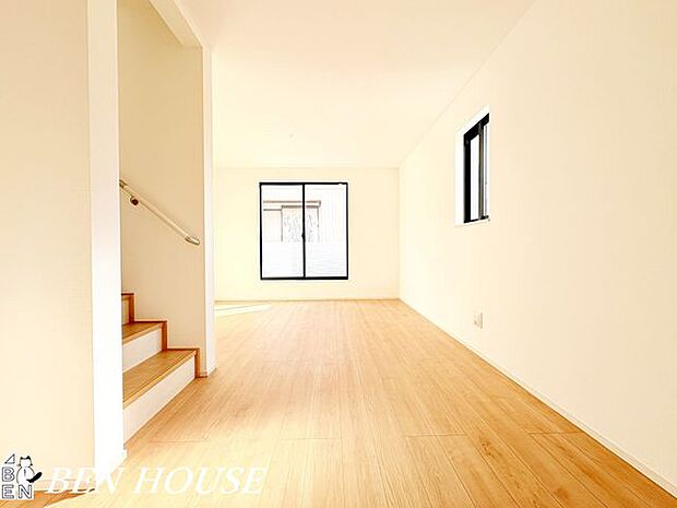 リビング・落ち着いた空気感が広がるリビングは、自然光の入り方まで計算された設計で、時間帯によって変わる静かな表情を楽しめます。