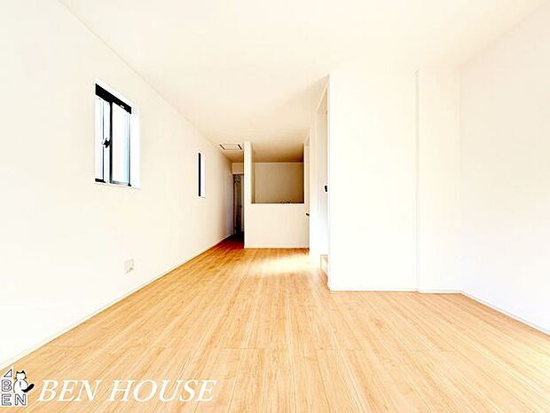 リビング・開放感あふれるリビングは、家具の配置がしやすい広さと動線設計で毎日の暮らしを快適に。穏やかな色調がくつろぎの時間を上質に演出します。