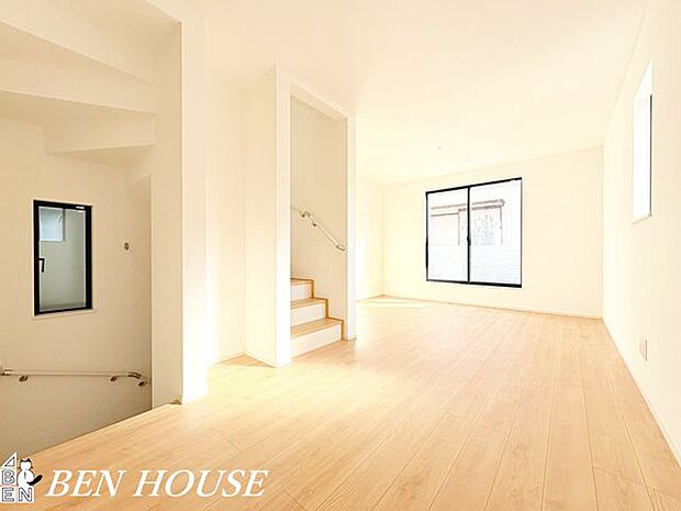 リビング・大きな窓から柔らかな光が差し込む明るいリビング。ゆとりある間取りで、家族の団らんが自然に生まれる心地よい空間です。