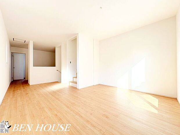 リビング・光と影のバランスが心地よいリビングは、落ち着いた雰囲気が自然と整い、長い時間を過ごしても疲れにくい穏やかな空間となります。