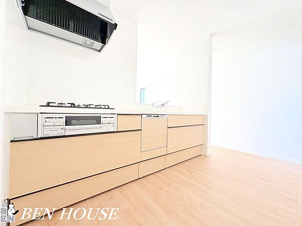 キッチン・お手入れしやすいシステムキッチンを採用。機能性とデザイン性を兼ね備え、快適な家事時間を演出します。