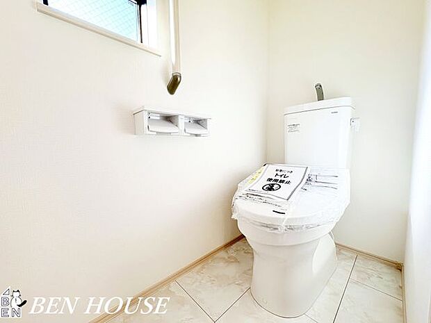 トイレ・トイレットペーパーの使用回数を減らせる温水洗浄便座付きトイレ。年中温かく、季節を問わず快適に座ることができます。