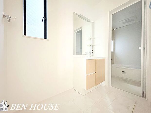 洗面化粧台・収納もたっぷりございますので細かいものが何かと増える洗面室内もスッキリ片付きますね。