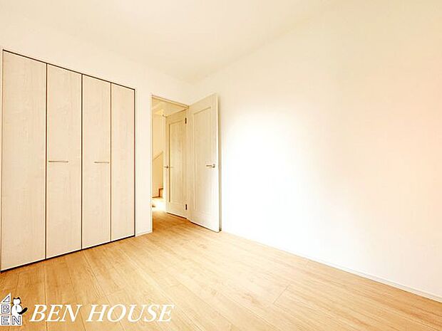 クローゼット・衣類だけでなく掃除道具やストック類も収まる実用的なクローゼットで、家事の動線を短くし暮らしの余裕を生み出します。