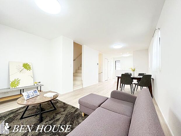 リビング・採光の良いLDKで晴れた日は室内も明るいです。風通しも良いので換気もこまめにでき一年中快適に生活ができます!