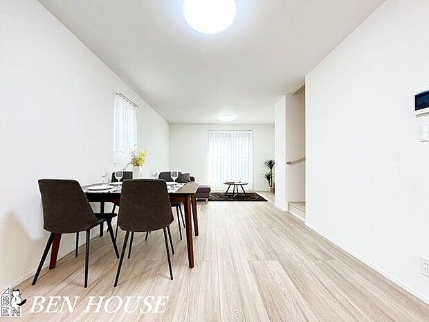 リビング・開放感あふれるリビングは、家具の配置がしやすい広さと動線設計で毎日の暮らしを快適に。穏やかな色調がくつろぎの時間を上質に演出します。