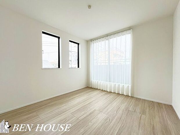 寝室・大きな窓のある寝室は太陽の光で起床も出来るのですっきり朝を迎えられそうです。大きなカーテンも楽しめます!