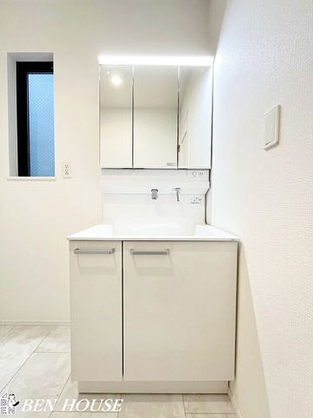 洗面台・デザイン性が高く、シンプルな洗面台です。視覚的に広がりを感じられるので、スッキリとした印象になります。生活感をあまり出したくない方にもおすすめです。