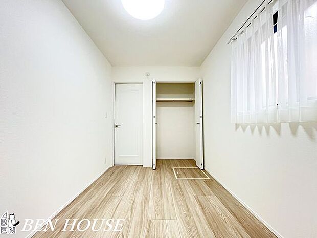 収納・収納スペースを随所に備え、生活用品をまとめやすい設計です。視界に余裕が生まれることで、住まいの印象が落ち着き、上品な雰囲気が漂います。