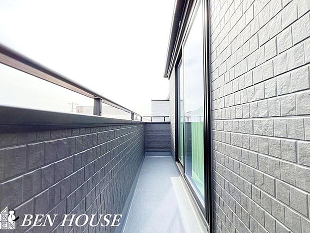 バルコニー・物干しスペースを確保した実用的なバルコニー。日当たり良好で洗濯物が乾きやすく、ガーデニングなどくつろげる空間です。