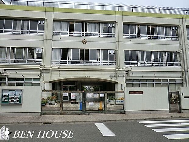 川崎市立平間小学校 徒歩4分。教育施設が近くに整った、子育て世帯も安心の住環境です。 260m