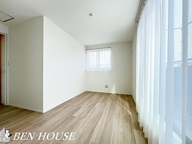 洋室・ワークスペースとしても活用できるゆったりとした洋室。自然光が届きやすく在宅ワークの集中環境としても快適です。