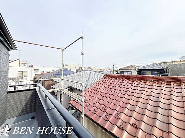 眺望・視界が開けたバルコニーは朝の陽ざしが心地よく差し込み、洗濯物も乾きやすく日常の利便性と眺めの楽しさを両立します。