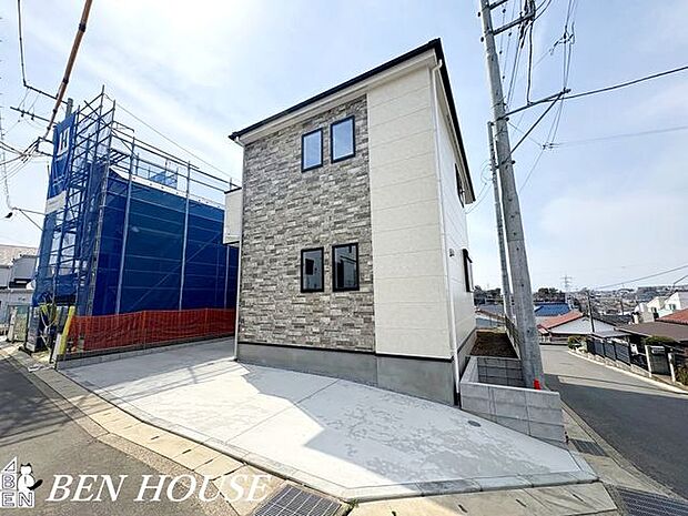 外観・ファミリー層が多いエリアで、安心して暮らせる街並みです。落ち着いた外観が、地域の雰囲気にもよく調和します。