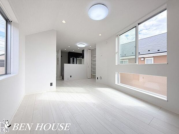 リビング・大きな窓で陽当たり良好、家族の憩いの時間ものびのび過ごせるLDKになっています。