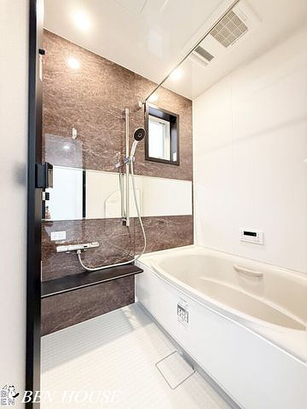 浴室・追い焚き機能付きのオートバス。ご家族それぞれの生活リズムに合わせて、いつでも温かいお風呂に入れます。