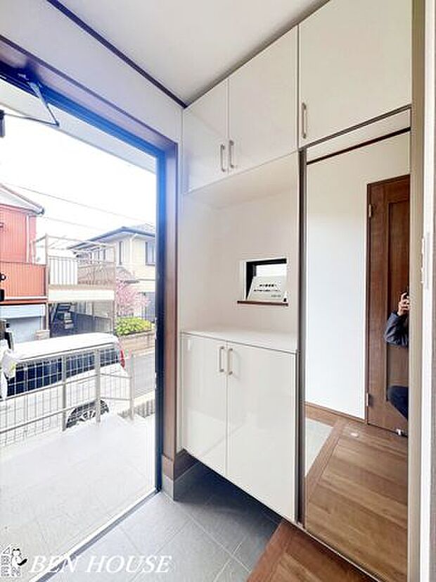 玄関・靴や雨具をまとめて収納でき、玄関をすっきり保てるシューズボックス付き。出入りがスムーズで来客にも好印象な空間です。