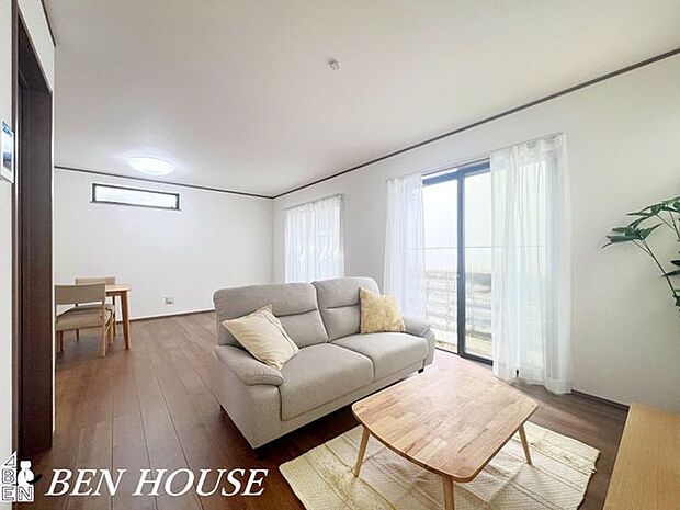 リビング・柔らかな陽射しが差し込む、居心地のよいリビング。おうち時間を豊かにしてくれる温もりのある空間です。