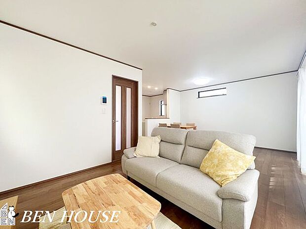 リビング・シンプルで上質な内装のリビングは、インテリアが映える落ち着いた雰囲気。広さと機能性を兼ね備え、休日のリラックスタイムを叶えます。