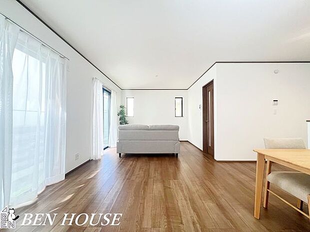 リビング・開放感のあるリビングは、ゆとりを感じられる設計。穏やかな時間が流れる居心地のよい空間です。