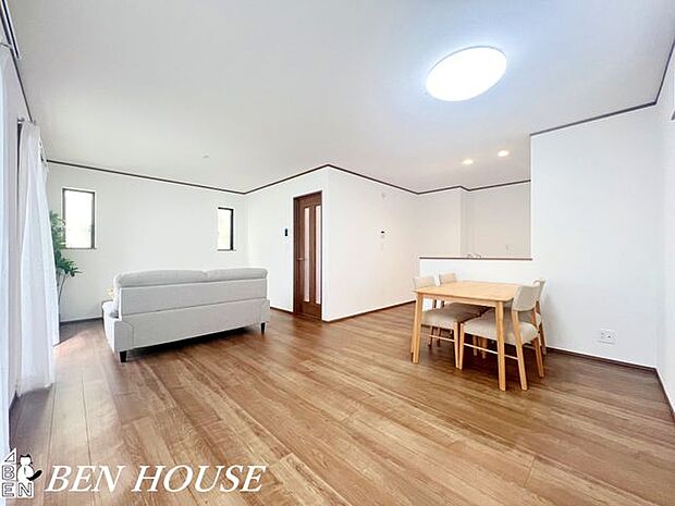 リビング・ゆとりある間取りと大きな窓が魅力のリビング。ソファやダイニングのレイアウトがしやすく、穏やかな時間と家族の団らんを自然に育む空間です。