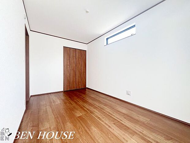 寝室・ゆとりある広さと落ち着いた色調の寝室は、十分な収納と窓からの柔らかな光で朝の支度も快適に、穏やかな眠りを誘う空間です。