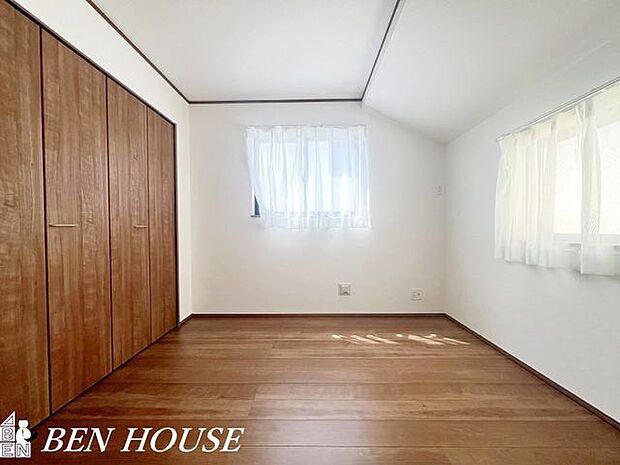 子供部屋・学習机が置きやすい動線と収納を意識した子ども部屋。自然光が差し込み集中力を高める環境で毎日の勉強がはかどります。